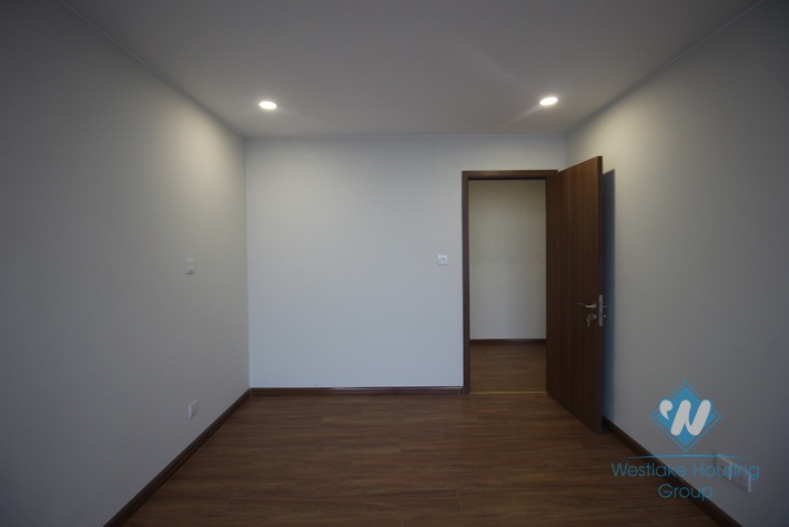 Unfurnished three bedrooms apartment for rent in Discovery building, Cau Giay district, Ha Noi